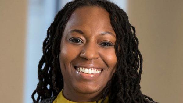 Tyra Holmes، مديرة أنظمة المهام لمقاتلة F-15