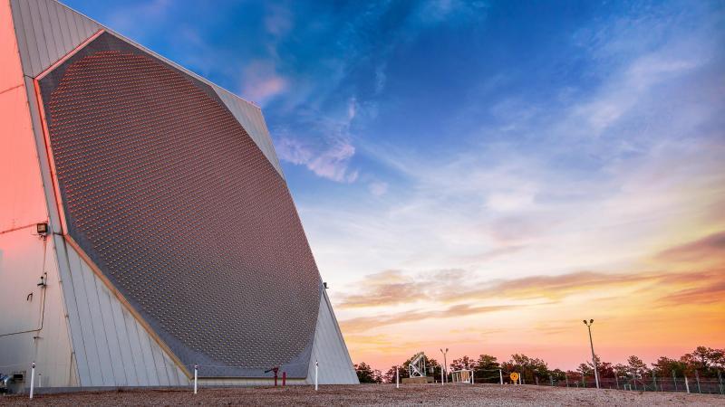 «رادار الإنذار المبكر المحدث»  Upgraded Early Warning Radar من نوع AN/FPS-132. الصورة:    Raytheon Missiles and Defense