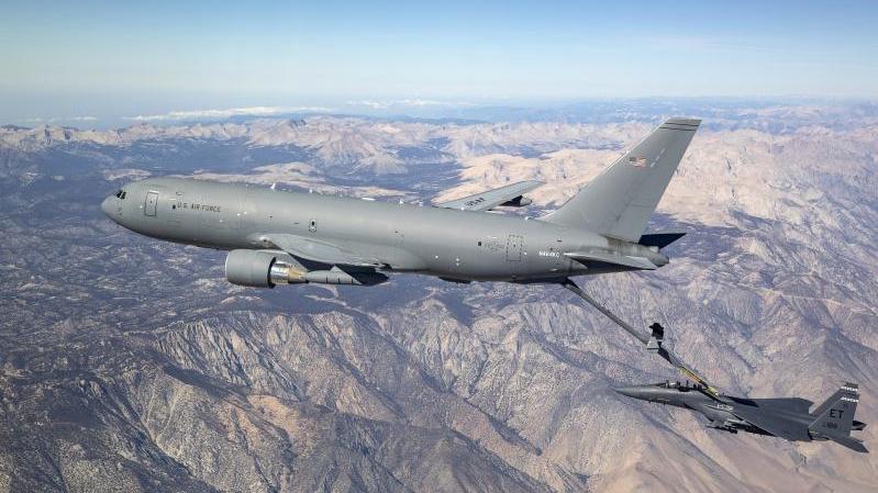 طائرة KC-46 Pegasus التي تزخر بباقة من الإمكانات متعددة المهام المُعدة لأغراض التزود بالوقود جواً، والشحن، ونقل الركاب، ودعم الإخلاء الطبي الجوي وتوصيل البيانات