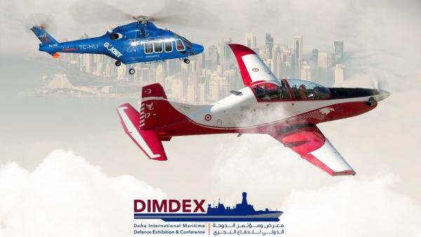 معروضات Turkish Aerospace في معرض DIMDEX 2022، وتبدو في الصورة طوافة GokBey، وطائرة التدريب HURKUS ونموذج للقمر الصناعي GOKTURK-2