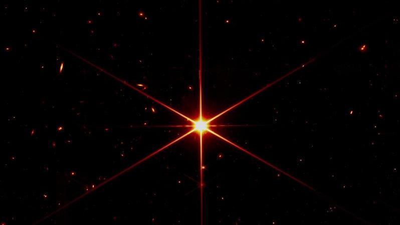 First telescope alignment evaluation image Première image de calibration du télescope Ein erstes Bild - aufgenommen bei der Justierung des Teleskops Primera imágen de evaluación de alineación del telescopio - Copyright NASA -