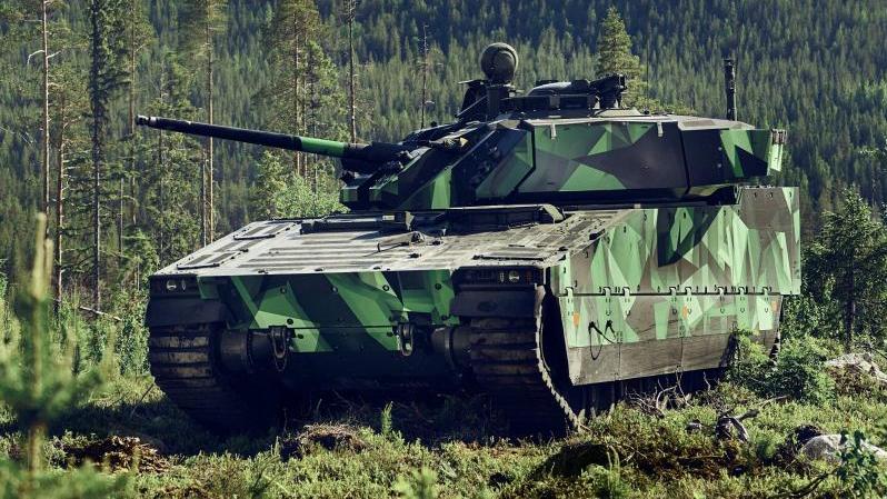  ﻿CV90MKIV هي الطراز الأحدث في عربات القتال المدرعة المجنزرة مع حلول رقمية متقدمة للإلمام بالوضع، والتهديف، والصواريخ الموجهة المضادة للدبابات المدعمة بنظام الحماية الذاتية النشط لزيادة قدرتها على البقاء. الصورة: BAE System