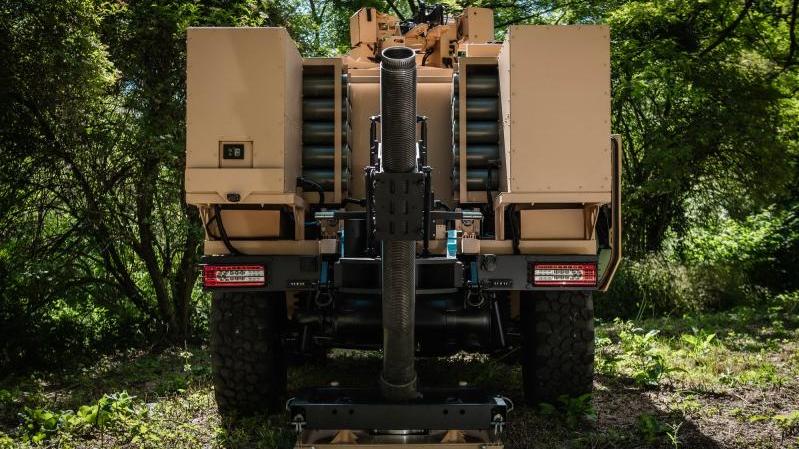 تم عرض Sherpa A2M خلال Eurosatory 2022 وهي مجهزة بمركن السلاح المشغّل عن بُعد Hornet Lite مع رشاش MG عيار 7.62 ملم للحماية الذاتية للعربة.