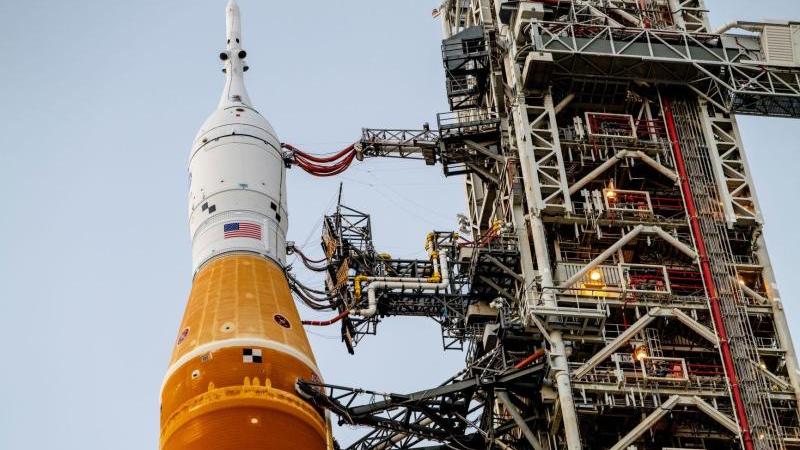 Artemis I stack rolls out to the launch pad - photo: NASA/Radislav Sinyak
