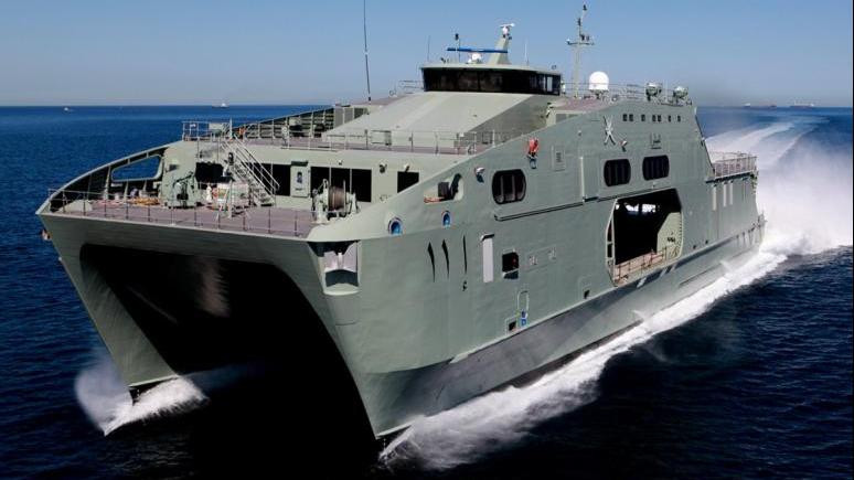 سلمت AUSTAL الزورق الأول لسلطنة عُمان تحت مسمى «المبشر» AL MUBSHIR، وهو مصمم لدعم المهام البحرية بما في ذلك عمليات الطوافات، والنشر السريع للجنود والحمولة، والبحث والإنقاذ ومهام المساعدات الإنسانية والإنمائية بعد الكوارث