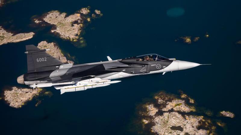  ﻿أجرت شركة SAAB مؤخراً اختبار الرمي الأول للصاروخ المتقدم جو-جو Meteor ما بعد المدى البصري BVRAAM صنع MBDA من على مقاتلة Gripen E