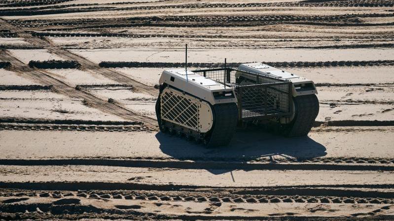 سلمت شركة Milrem Robotics عربات برية غير آهلة UGV طراز THEMIS المناسبة لإخلاء المصابين CASEVAC ونقل الإمدادات إلى أوكرانيا