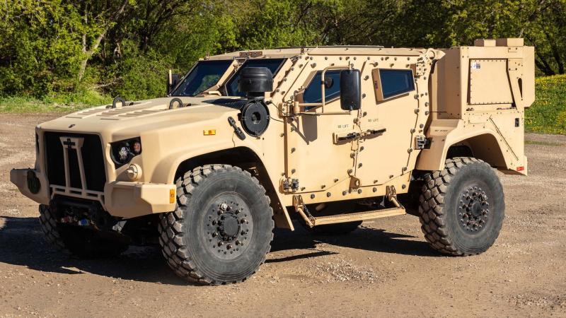 العربة التكتيكية الخفيفة المشتركة الهجينة الكهربائية Oshkosh Defense HYBRID ELECTRIC Joint Light Tactical Vehicle أو eJLTV. الصورة : Oshkosh