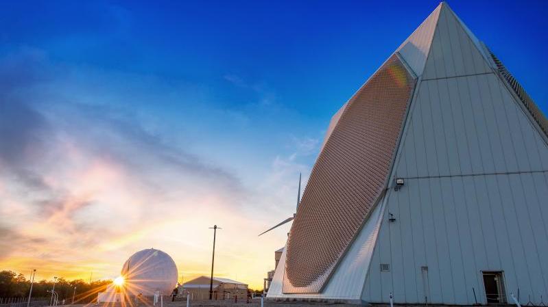 رادار الإنذار المبكّر المطور (UEWR). الصورة: Raytheon Missiles and Defense