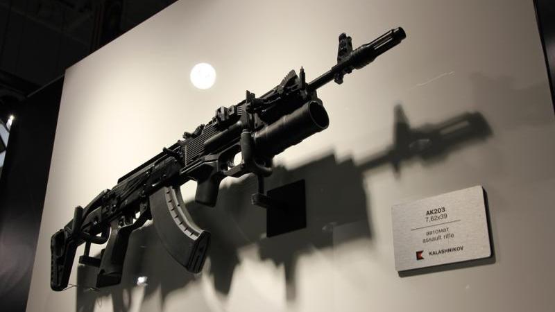  Rosoboronexport تناقش إنتاج وبيع البندقية الهجومية AK-203 في الهند