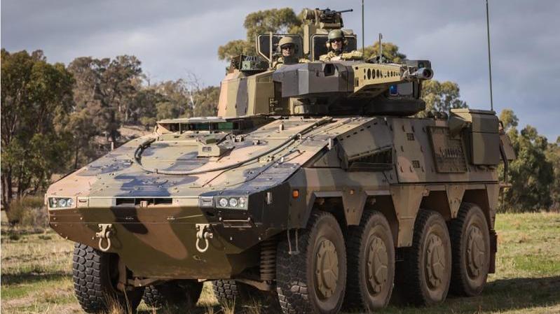جهزت عربة قتال المشاة Boxer الثمانية الدفع ببرج Rheinmetall LANCE مسلحة بالمدفع MK30-2 عيار 30 ملم ومركن سلاح مشغل من بُعد مركّباً على سطح العربة ومسلحاً برشاش ثقيل عيار 12.7 مع خيار لصواريخ ATGM