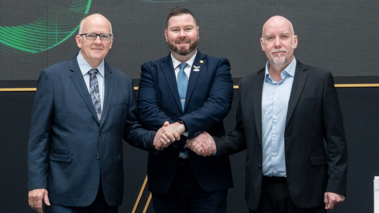  Allen Johnston, Silvus Senior Director International Sales and Business Development; Guy Neivens, CEO von Al Seer Marine; Peter Jakobsson, Business Development Director bei Broadcast Solutions