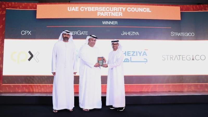 JAHEZIYA CEO Talal Al Hashmi (centre) accepts the Security Leadership Award at GISEC 2023 presented by H.E. Dr. Mohamed Al Kuwaiti (right), Head of UAE Cybersecurity Council.