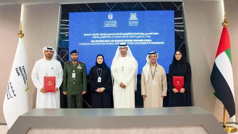من اليمين إلى اليسار: منى أحمد الجابر، رئيس مجلس إدارة مجلس الإمارات للشركات الدفاعية. وسعادة طارق عبد الرحيم الحوسني، الأمين العام لمجلس التوازن ومعالي الدكتور سلطان بن أحمد الجابر وزير الصناعة والتكنولوجيا المتقدمة، ومعالي سارة الاميري، وزيرة الدولة للتعليم العام والتكنولوجيا المتقدمة، وسعادة اللواء الركن الدكتور مبارك سعيد بن غافان الجابري، الوكيل المساعد للإسناد والصناعات الدفاعية في وزارة الدفاع ونائب رئيس اللجنة العليا المنظمة لمعرضي "آيدكس ونافدكس" وسعادة عمر أحمد صوينع السويدي وكيل وزارة الصناعة وال