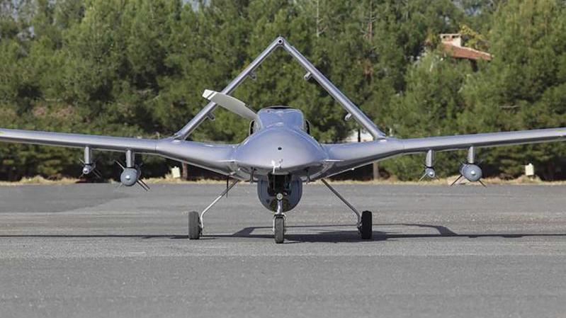 العربة الجوية غير الآهلة Bayraktar TB-2 صنع شركة BAYKAR التركية شاركت بهجمات ضد دبابات، ومدفعية، وأنظمة دفاع جوي روسية