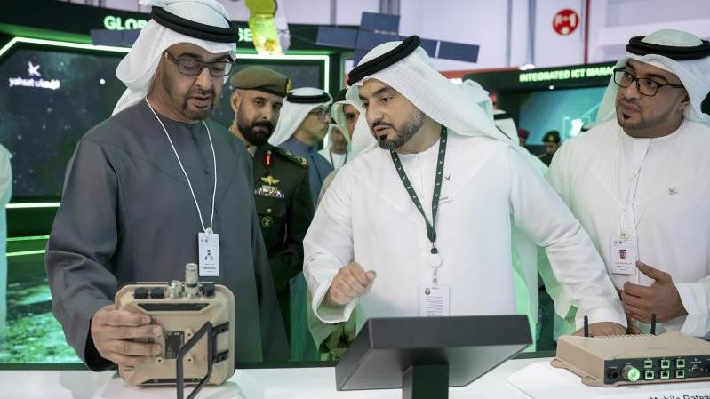 يمتلك صاحب السمو الشيخ محمد بن زاد آل نهيان رئيس الدولة «حفظه الله» خبرة كبيرة في مجال الصناعات الدفاعية والعسكرية، ويحرص باستمرار على الاطلاع على أحدث ما توصلت إليه المنتجات العالمية في هذا المجال