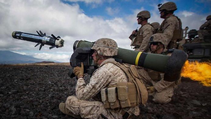 باستطاعة الصاروخ JAVELIN أن يصل إلى ارتفاع أقصى قدره 150 متراً في وضع الهجوم الرأسي و60 متراً في وضع الهجوم المباشر.