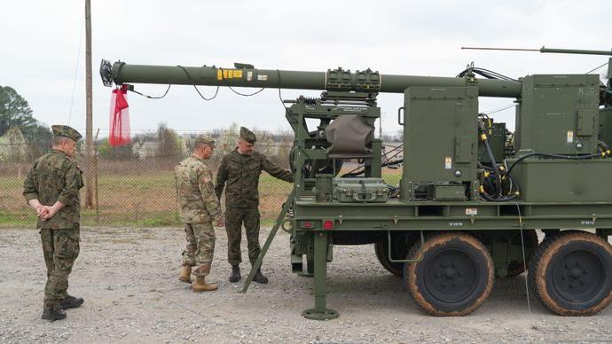 Polish and American servicemembers inspect the WISŁA relay at Redstone Arsenal, Huntsville, Alabama. (Photo Credit: U.S. Army)