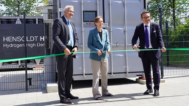 Jérôme Giraud (Head of Services & Aerospace Division), Aliette Quint (President HENSOLDT Nexeya France), Lars Immisch (Chief Human Resources Officer HENSOLDT AG) at the ceremonial opening of the hydrogen solutions. Photo: HENSOLDT