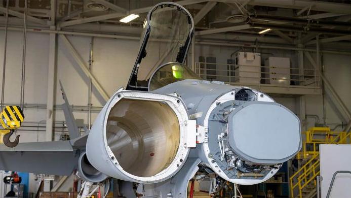 إن مجموعة الرادار APG-79 القوية والمعالج الخلفي والبرامج التشغيلية تجعل من F/A-18E/F Super Hornet و F/A-18 Hornet و EA-18G Growler التابعة للبحرية الأميريكية أقوى من أي وقت مضى. الصورة: Raytheon