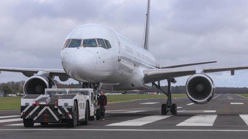 The 757 aircraft which will be modified into Excalibur (tail number G-POWH 3 upon arrival, now G-FTAI) lands at 2Excel’s facility in Lasham, Hampshire.