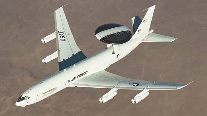  توفر طائرة E-3 Sentry طائرة الإنذار المبكر والسيطرة (AEW&C) من صنع شركة Boeing المراقبة في جميع الأحوال الجوية