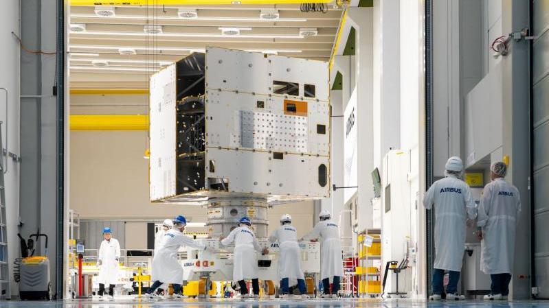 Arrival of the Galileo to the Friedrichshafen cleanroom. Credit: Airbus