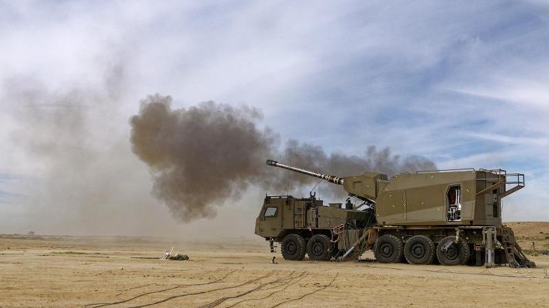  تجري Rheinmetall عرضاً بالذخيرة الحيّة لمدافع الهاوتزر المدولبة ذاتية الحركة عيار 155 ملم/ كاليبر 52
