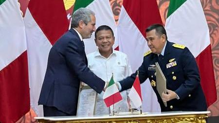 Pierroberto Folgiero, CEO and Managing Director of Fincantieri, and the Indonesian Ministry of Defence, in the presence of Dario Deste, General Manager of the Naval Vessels Division