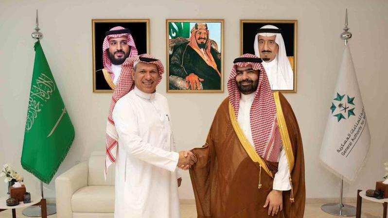 : نائب محافظ الهيئة العامة للصناعات العسكرية لقطاع التوطين الأستاذ محمد بن صالح العذل ومدير عام شركة ريثيون العربية السعودية الأستاذ أحمد السلامة