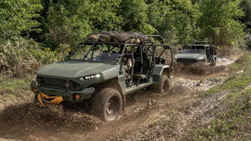  تعتمد شركة GM Defense منصة Ultium Platform في «العربة الاختبارية العسكرية الكهربائية بالكامل» All-Electric Military Concept Vehicle. وهي تفيد من تصميم «عربة حضيرة/مجموعة المشاة» Infantry Squad Vehicle (ISV) التي يجري تسليمها حالياً إلى الجيش الأميركي