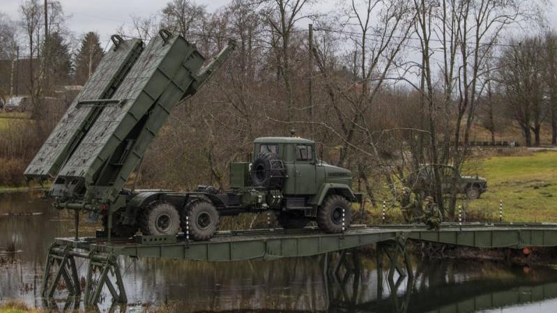 لا يزال الجيش الروسي حالياً يملك معظم أنظمة التجسير، التي تشمل نظام TMM-3M المركّب على شاحنة