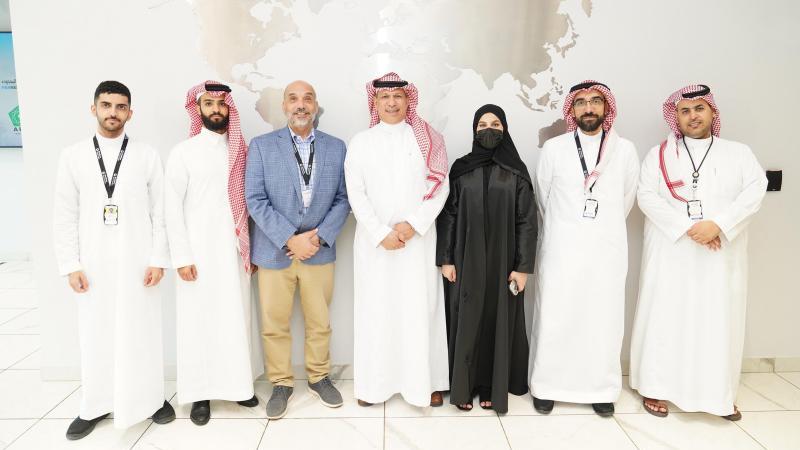 يزوّد برنامج التدريب الداخلي، الذي يستمر طوال فصل الصيف، الطلاب بالخبرات العملية في مختلف الوظائف، بما في ذلك الموارد البشرية والتكنولوجيا الرقمية وسلسلة التوريد والخدمات اللوجستية والإدارة والشؤون القانونية