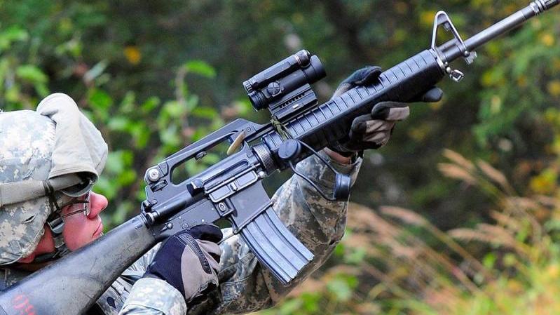 طورت FN Herstal اشتقاقاً من بندقية M16A1 ، وهو البندقية M16A2 التي بإمكانها إطلاق ذخيرة SS109 الخاصة بحلف الناتو وكذلك ذخيرة M193