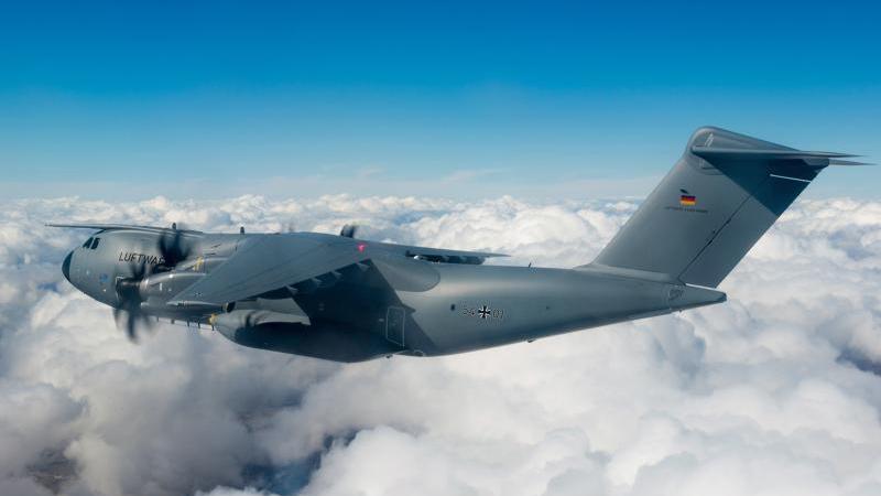 توفر Airbus Defense and Space وHENSOLDT أحدث الأجهزة والبرامج لـ «مركز الحرب الإلكترونية الألماني لأنظمة الأسلحة المحمولة جواً» لتخطيط المهام وتنفيذها لطائرات القوات الجوية الألمانية، مثل A400M. الصورة: AIRBUS