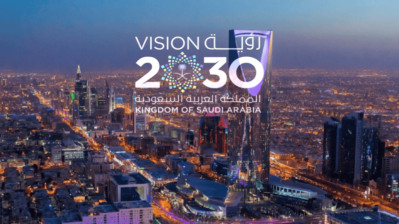 وتُمثّل «رؤية 2030» قوة دافعة لتعزيز قدرات الصناعة الدفاعية الوطنية داخل المملكة العربية السعودية. وثمة عناصر أساسية عديدة يتّسم بها دور الدفاع داخل إطار «رؤية 2030» السعودية