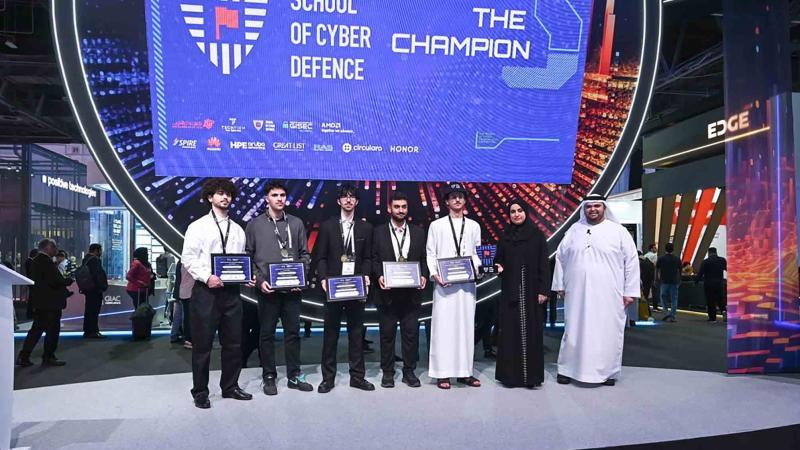جانب من الفائزين في تحدي بطولة مدرسة الدفاع السيبراني