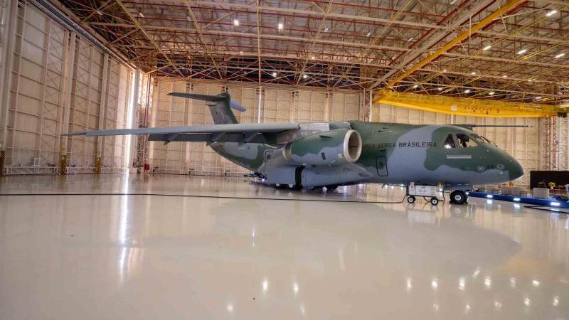 سلّمت شركة إمبراير، في حزيران/ يونيو 2023، الطائرة السادسة متعددة المهام من طراز C-390 إلى القوات الجوية البرازيلية (FAB). تُعد الطائرة التي يتم تسليمها بمواصفات القدرة العملانية الكاملة (FOC).