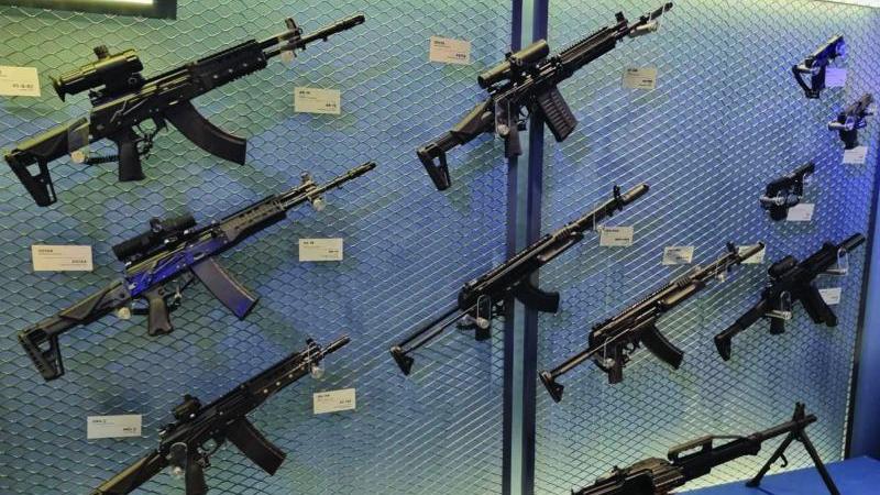 تشكيلة متنوعة من بنادق كلاشينكوف الهجومية، بما في ذلك بنادق AK-19 وAK-308، وبندقية كورد الهجومية، والرشاشات، وبنادق القنص، والمسدسات، والرشاشات الصغيرة. ومن الأسلحة الصغيرة الخاصة بندقية الهجوم البرمائية ADS عيار 5.45 ملم، والمسدس شبه الآلي SR.1M عيار 9 ملم، والرشاش PP-2000 عيار 9 مم، وبنادق القنص الدقيقة.