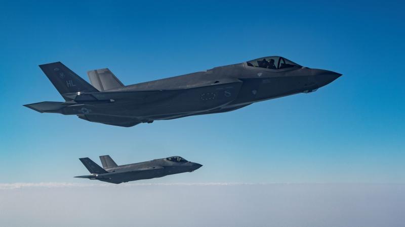 أجرت شركة Lockheed Martin مؤخراً اختباراً طيرانياً لقدرة تحديد هوية العدو المعززة بالذكاء الصناعي، والمدمجة في نظام دمج المعلومات الخاص بطائرة F-35. ويمثل هذا الاختبار الناجح، المعروف باسم Project Overwatch، المرة الأولى التي يُستخدم فيها نموذج ذكاء اصطناعي تكتيكي أثناء الطيران لتوليد هوية عدو مستقلة على شاشة الطيار. الصورة: Lockheed Martin