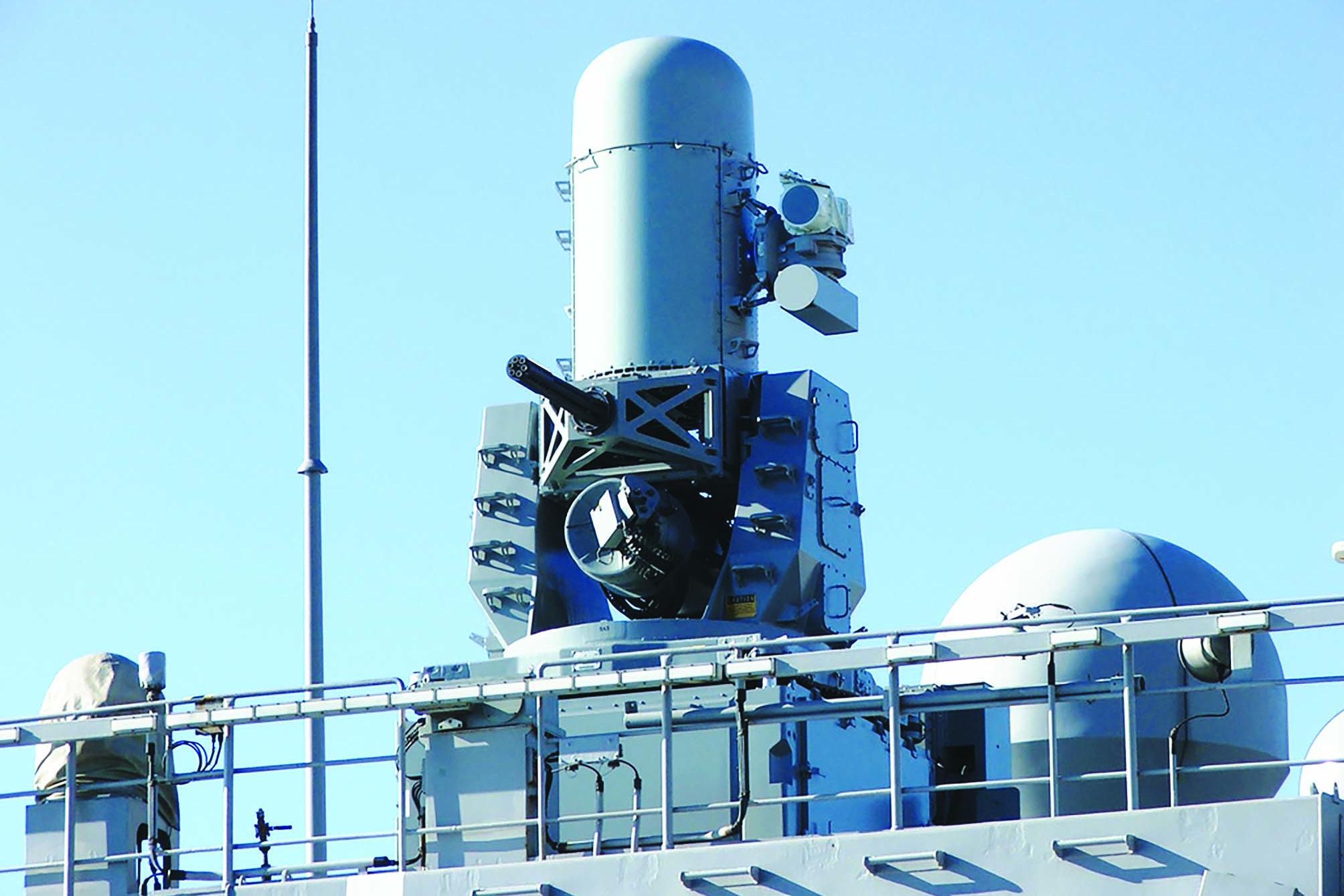 صُمِّم نظام Phalanx Block 1B CIWS المتقدّم بهدف التصدّي للصواريخ المضادة للسفن وتهديدات الجو والسطح القريبة الداهمة الأخرى. الصورة: Raytheon