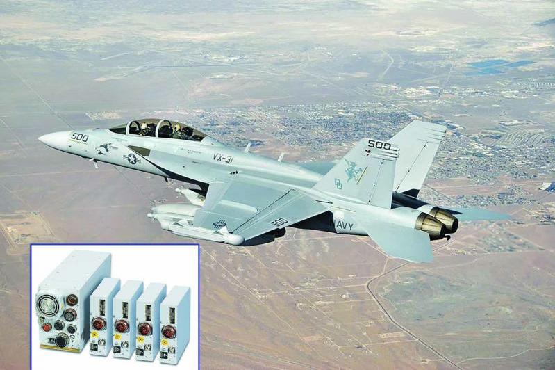 طائرة الهجوم الإلكتروني EA-18 Growler صنع Boeing، ويبدو في الإطار «الجيل التالي من أنظمة التشويش الرادارية» AN/ALR-69A(V) صنع Raytheon