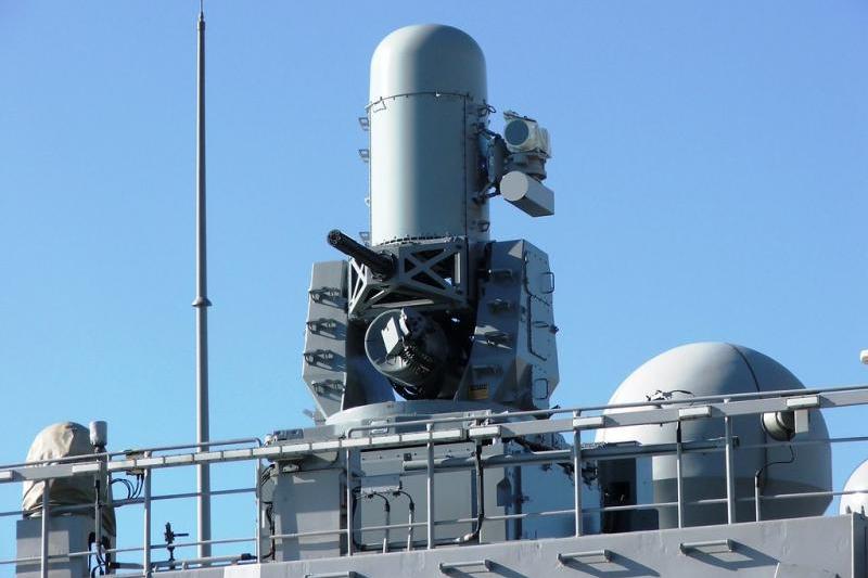 نظام السلاح عن قُرب CIWS للدفاع ضدّ الصواريخ المضادة للسفن Block 1BPhalanx عيار 20 ملم صنع Raytheon