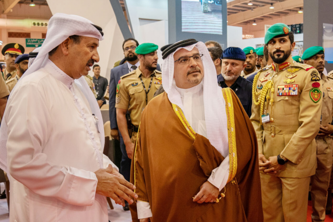 صاحب السمو الملكي الأمير سلمان بن حمد آل خليفة  خلال جولة في المعرض