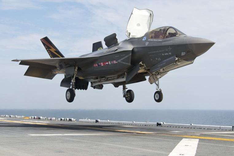 F-35B هي أول طائرة في العالم فوقصوتية وذات إقلاع وهبوط عاموديين STOVL