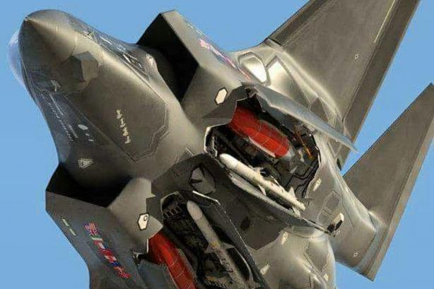 F-35B أثناء فتح حواضن الأسلحة الداخلية قبيل إطلاق الصواريخ