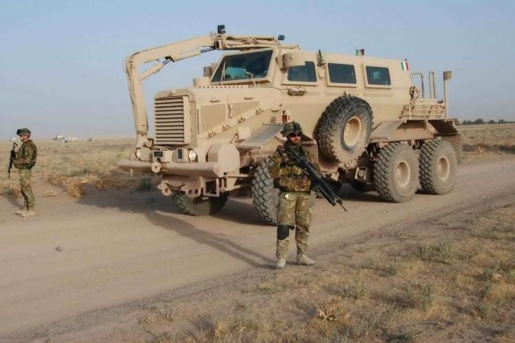  -	صمم نظام Buffalo ليسمح لفرق التخلص من الذخائر المتفجرة/تنظيف الطرق بتعريف وشل حشوات IED ضمن نطاق حماية العربة المدرّعة. الصورة:   GDLS