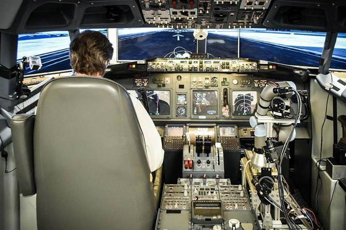 خضعت تطبيقاتٍ البرامج المساعِدة للطيّار أو مساعِدي الطيّار الروبوطيينrobotic copilots للاختبار في برامج المقاتلات والطوّافات الهجومية منذ تسعينيات القرن العشرين