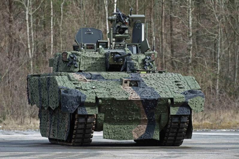 يتجه الجيش البريطاني إلى اعتماد المستشعرات الصوتية لعائلة عربة الاستطلاع المجنزرة الأحدث لديه Ajax. وأعلن في أوائل العام 2018 بأن شركة Thales ستزود 735 من أنظمة Acusonic إلى شركة GDLS-UK