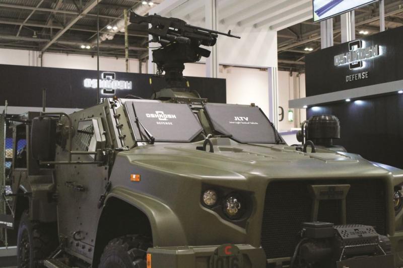 عرضت Oshkosh عربة JLTV مجهزة بمركن سلاح مشغل عن بُعد صنع Kongsberg